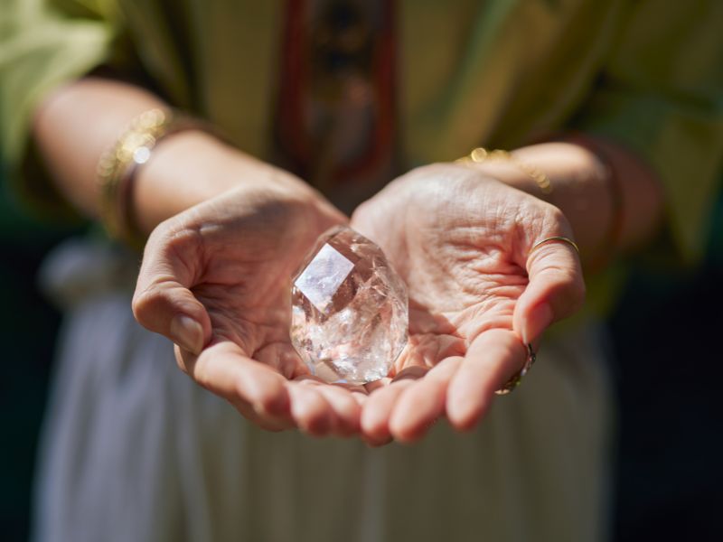 水晶之光燃亮靈性探索路：石之能量：水晶在靈性探索中的角色