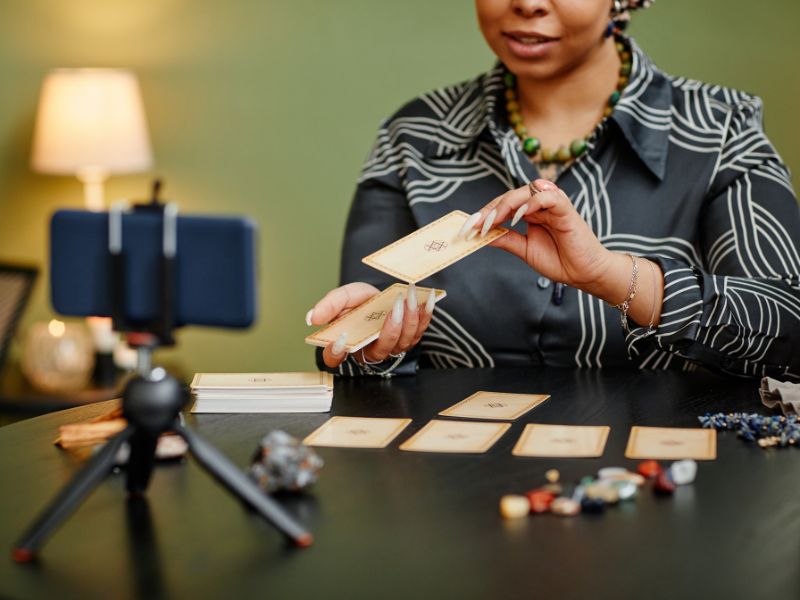 算命在數位時代：解讀現代生活中的心靈困惑