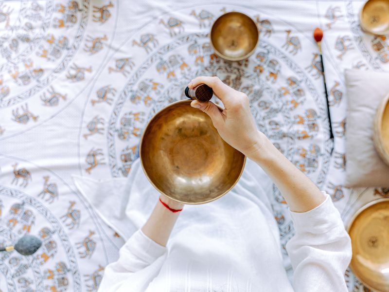 自我療癒好幫手：花精與頌缽，重拾內在平靜