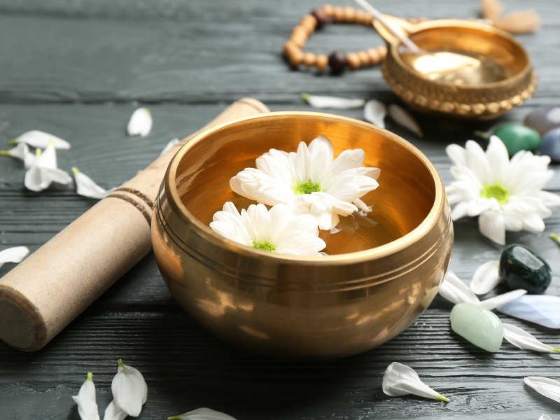 透過花精療法，學會如何自我療癒與重建內在平衡：花精與頌缽的療癒力量